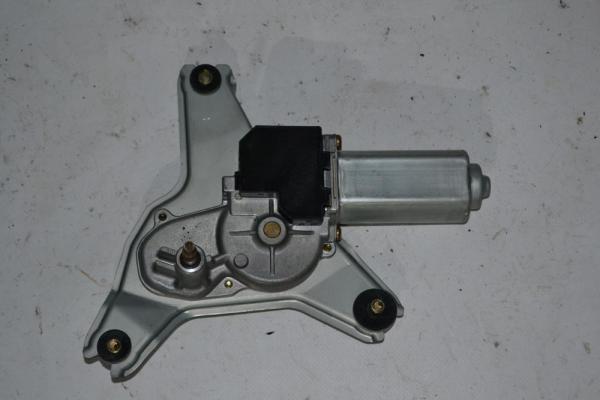 Моторчик стеклоочистителя королла 100. Тойота моторчик заднего дворника. Тойота моторчик заднего дворника. Задний дворник тойота селика. Мотор дворников приус 20 американец.